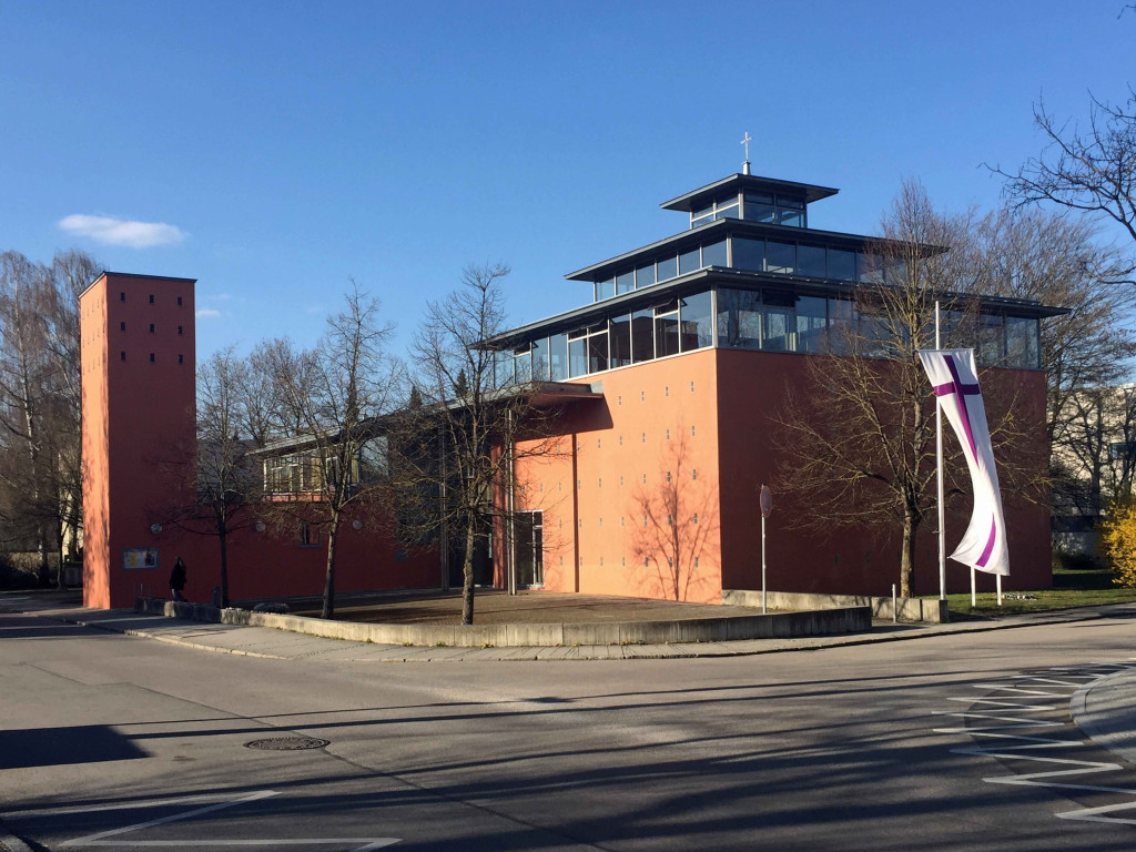 Die Magdalenenkirche mit Glockenturm (Aprill 2021)